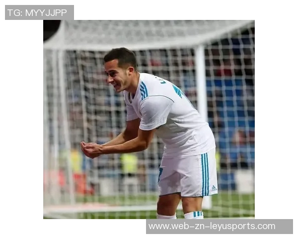 阿森西奥与女友重返伯纳乌现场观看NFL比赛引发热议